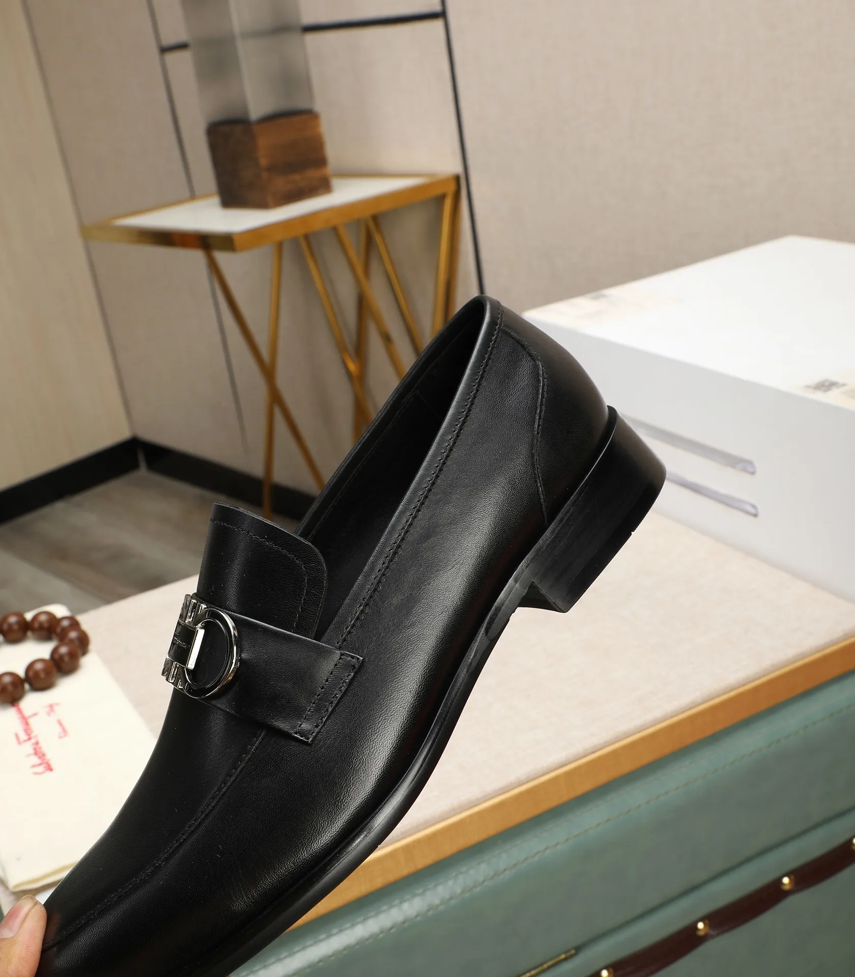 Men's shoes 💰540📛📛(water-dyed cowhide) Salvatore Ferragamo high-end (Salvatore Ferragamo) is the world's top luxury footwear brand. It comes from the fashion kingdom of Italy and is famous all over the world for its traditional handmade design and novel styles...🚶🏻🚶🏻New suit shoes are available simultaneously at the counter. This model is purely handmade. The fabric is imported from Italy's original first-layer cowhide. Soft water-dyed cowhide lining. Original authentic outsole🌀🌀Size: 38➖44 (45 customized)